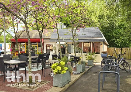 Intiem restaurant met groot zonnig terras in Delft afbeelding