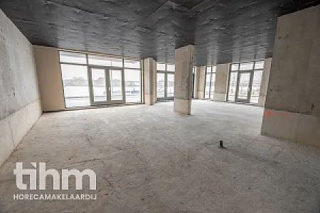 Casco horecaruimte te huur aan het water 