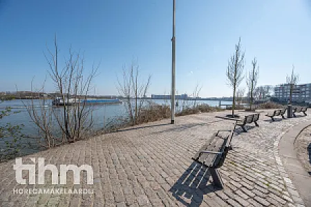 Casco horecapand te koop aan de Nieuwe Maas