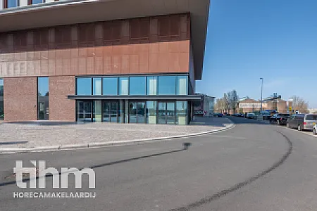 Casco horecapand te koop aan de Nieuwe Maas